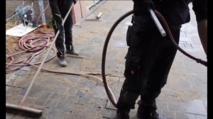 Укладка тротуарной плитки во дворе дома