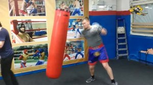 Кикбоксинг. Работа на мешках.