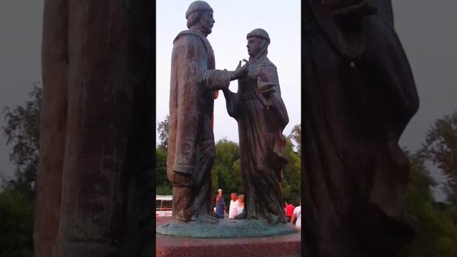Памятник Петру и Февронии