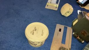 Ручной струйный принтер-маркиратор с зазором печати 1/2 дюйма для печати на кривых поверхностях.