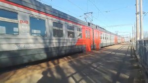 Электропоезд ЭД4М-0179 и поезд Самара - Бишкек