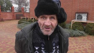 ДЕДУШКА МАТВЕЙ, ПРОГУЛИВАЕТСЯ ПО ОКРЕСТНОСТЯМ МОНАСТЫРЯ.