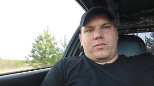 Тойота Карина е  с бюджетным автозвуком.