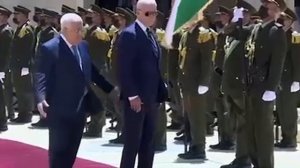 Для большей крутости Байден применил походку Робокопа.