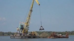 Экскаватор на реке . Как добывают речной песок