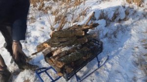 Пилим дрова пилой. Ручной инструмент. Заготовка, для топки бани.