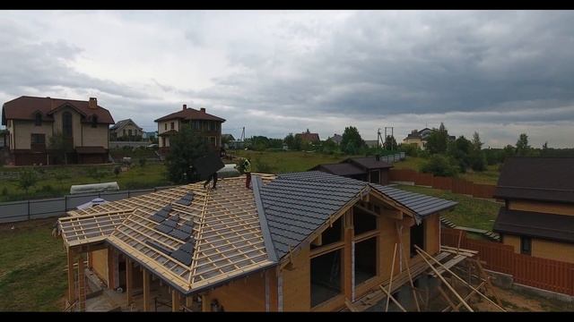 Дом из клееного профилированного бруса. Монтаж кровельного покрытия. смотреть онлайн