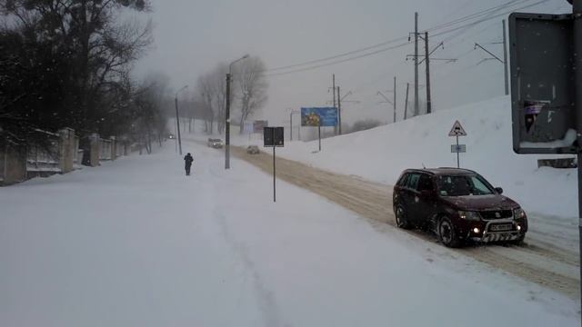 Тяжелый подьем на горку. Сугробы. Львов. смотреть онлайн