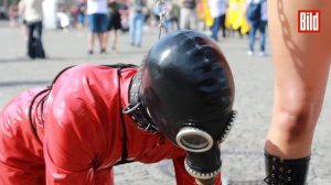 Micaela Schäfer hat jetzt einen Latex-Sklaven!