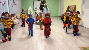 Танец Петрушек на Новый Год в детском саду. Старшая группа