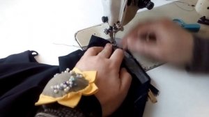 Укорачиваем брюки с молниями в шаговых швах.