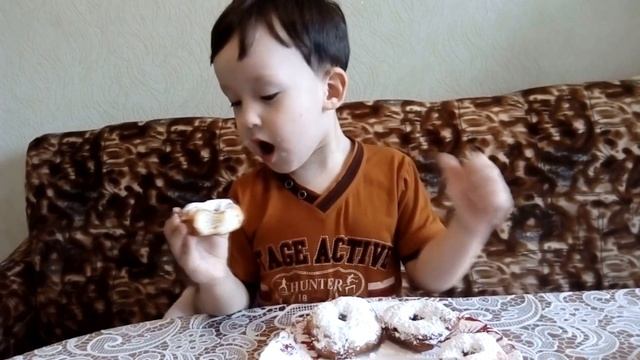 Амир кушает вкусные пышные пончики)) смотреть онлайн