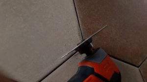 Мультитул Milwaukee C12 MT. Зачищаем швы в плитке от плиточного клея.