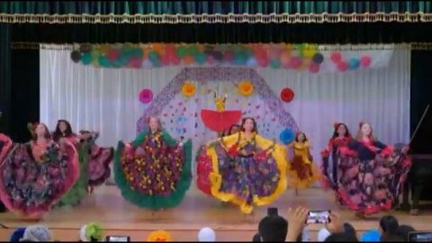 Цыганский танец #цыганскийтанец #цыганское #танец #танцы #танцуйеслизнаешьэтоттренд #танцует #100 #