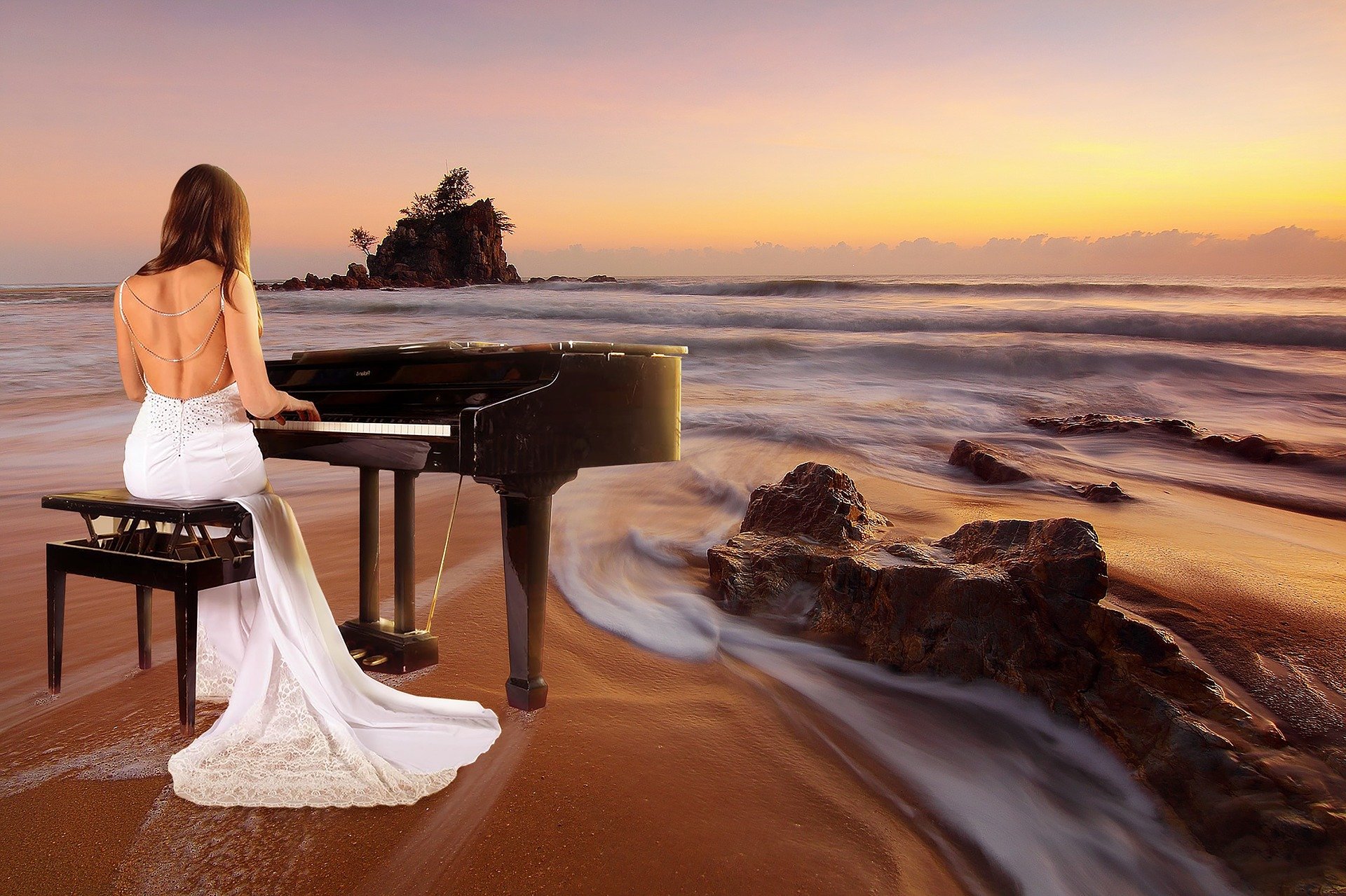 Фортепиано и море