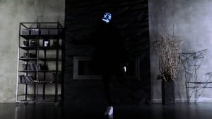 Стильный танец в масках