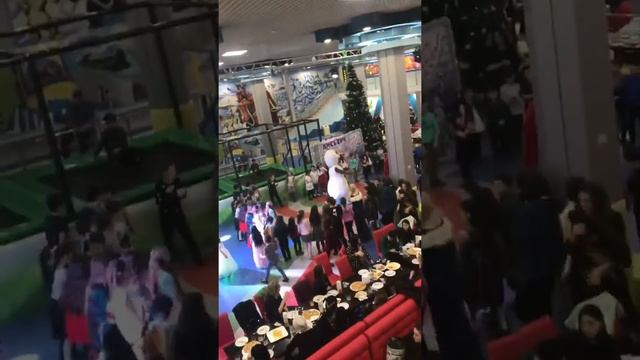 Фатима и Амина исправляют Новый год в клубе Айсберг. смотреть онлайн