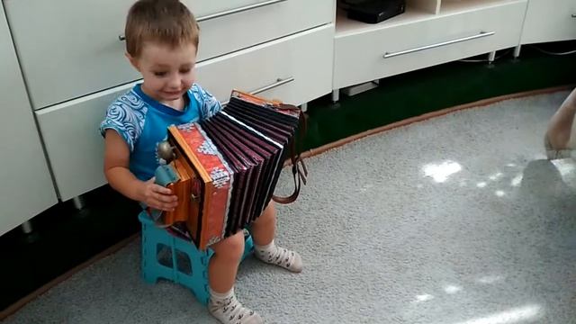 Наши музыканты. Дедушка и внук. Никите 2 года и 1 мес. Гармонь. Музыка. смотреть онлайн
