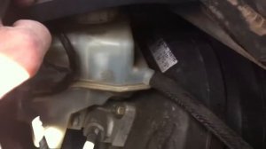 Расположение бачка с тормозной жидкостью на BMW x5 e53