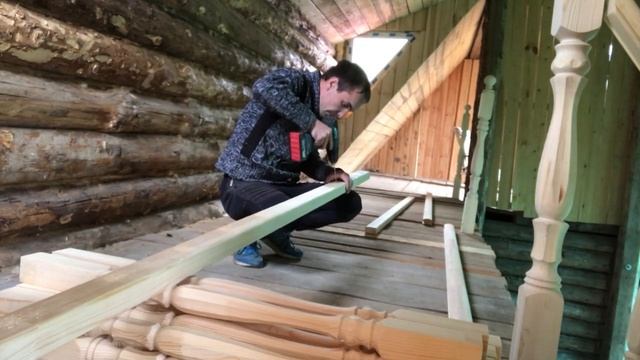 Прямая деревянная лестница на второй этаж из сосны.