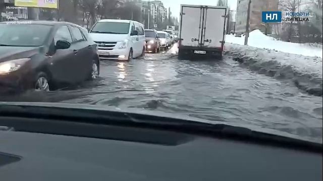 В Липецке вместе со снегом «поплыла» улица Полиграфическая на фоне оттепели