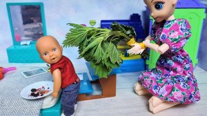 ЭТО ТЫ СЪЕЛ ВЕСТЬ ТОРТ?! Катя и Макс веселая семейка смешные куклы сериал Даринелка
Смешные куклы ДА