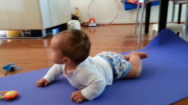 Адриану 4 месяца 20 дней, встает на четвереньки смотреть онлайн