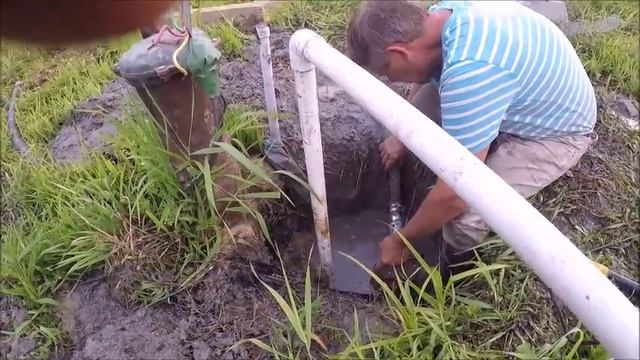 Работа с водяной скважиной Обрезают ветки с деревьев и косят траву на pipe line september 7 1 смотреть онлайн
