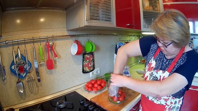 Соленые помидоры в банке на зиму.