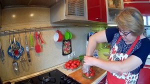 Соленые помидоры в банке на зиму.