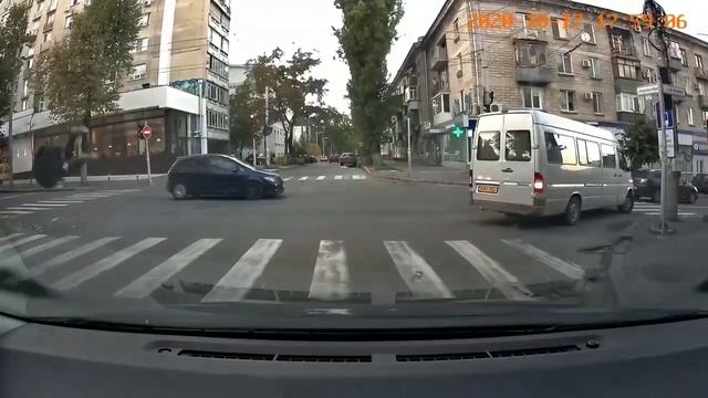 В центре столицы экстремал исполнил боковое сальто на пешеходном переходе смотреть онлайн