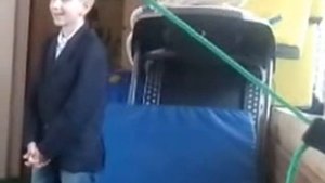 Мальчик Странно Себя Ведёт