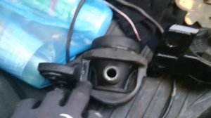 Замена правой опоры двигателя mazda 626GD