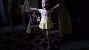 Мая младшая сестра танцует