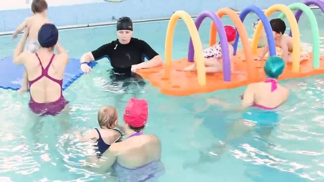 Дети 2-3 года плавают вместе с мамами в бассейне смотреть онлайн