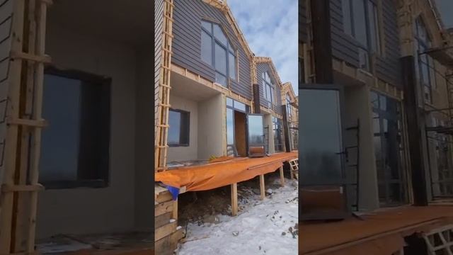Продолжается монтаж фасада, устанавливаются элементы декора из#nbsp;натурального дерева. смотреть онлайн