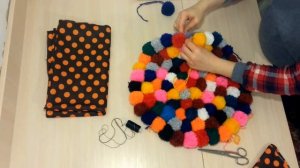 Как сделать коврик из помпонов своими руками. Мастер-класс.