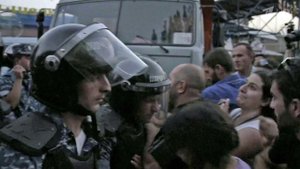 В столице Армении во время беспорядков у захваченн...-постовой службы пострадали четверо полицейских