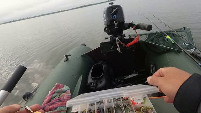 СХВАТИЛА ПРЯМО У ЛОДКИ ! Щучий клёв на спиннинг . смотреть онлайн