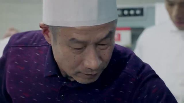 小伙想吃霸王餐，嫌宫保鸡丁不正宗，怎料老头是国宴御厨，重做一盘让他心服口服！