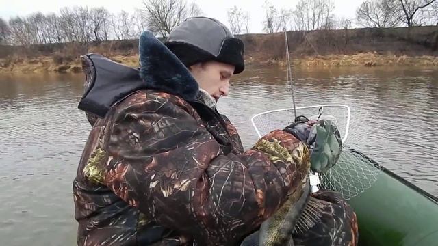 Вессенняя ловля судака на джиг с лодки. смотреть онлайн