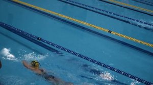 Дети 7-8 лет плавают кролем на соревнованиях в Анталии