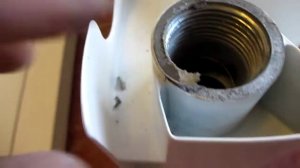 Убираем старую межсекционную прокладку с поверхности секции радиатора отопления