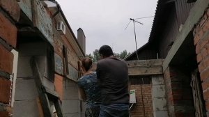 Мы проверили. Залили армопояс частями. Опалубка крепилась на черные саморезы по дереву