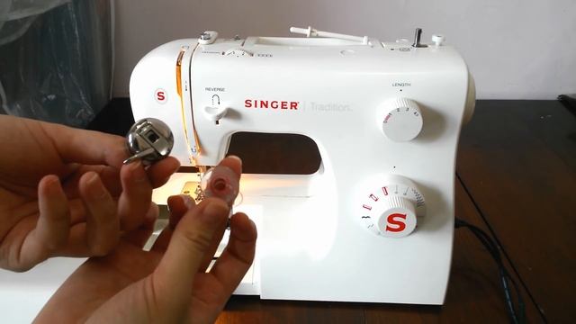 Getting Started: Threading Tutorial on Singer Tradition 2250 Portable Sewing Machine смотреть онлайн