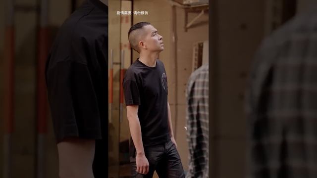 無賴房東坐地起價欺負獨居女孩，總裁見義勇為竟遭嘲諷，結局房東當場破產！ #湯小魚#短劇#搞笑#霸道總 смотреть онлайн