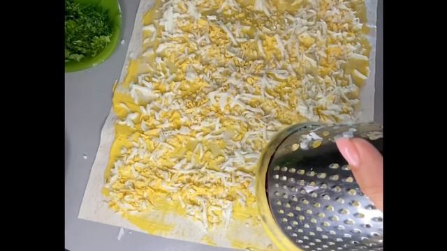 Рулет из Лаваша с крабовыми палочками яйцом плавленным сыром огурцом и зеленью.