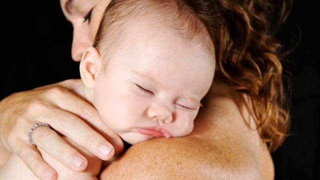 Почему малыш плачет что делать? Как успокоить новорожденного ребенка? Почему младенец плачет?