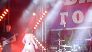 Юлия Савичева выгнала ударника и поразила игрой на барабанах