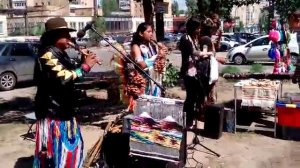 Индейцы Эквадора. Уличные музыканты.